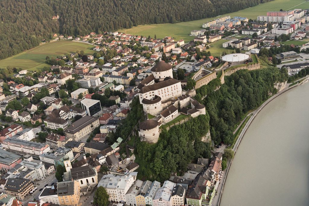 Alt, aber gut in Schuss - Anfang des 13. Jahrhundert wurde die Festung zuerst urkundlich erwähnt, sie ist also zur Zeit mehr als 800 Jahre alt. Seit 1924 gehört sie der Stadt Kufstein.
 - © TVB Kufsteinerland, Lolin