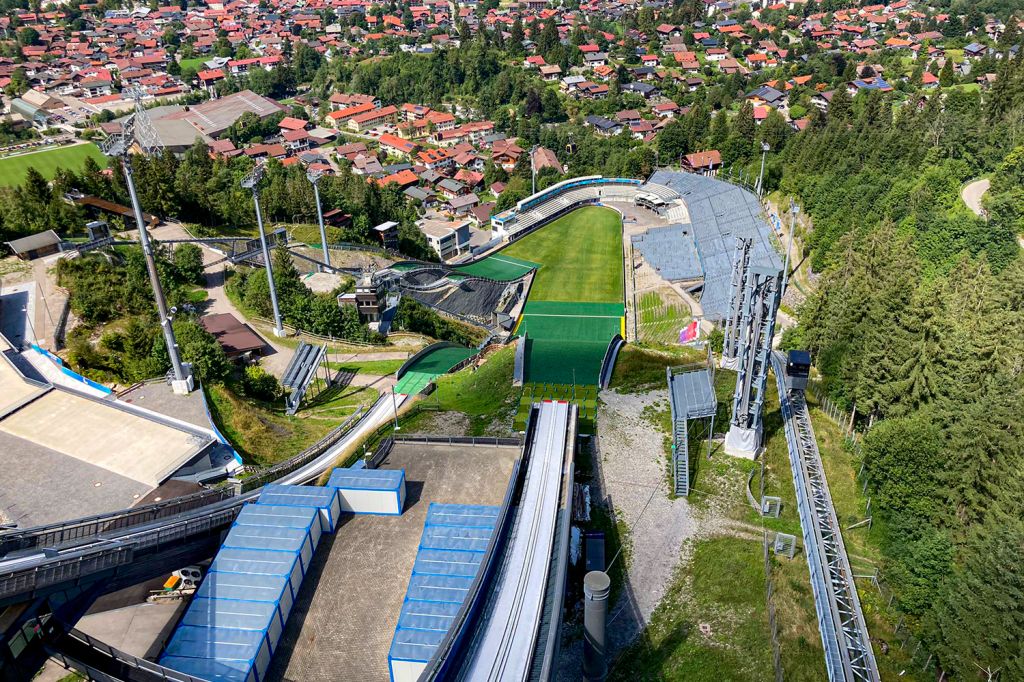 Skisprungschanze Oberstdorf - Die Anlaufgeschwindigkeit der großen Schattenbergschanze liegt bei circa 93 km/h, der Turm ist 44 Meter hoch.  - © Maike Tyralla