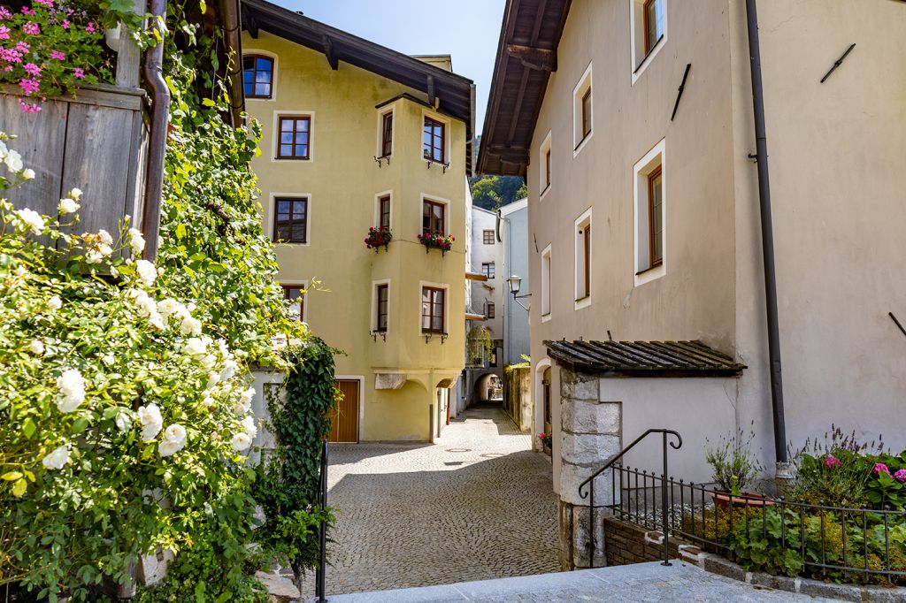 Schattiges Plätzchen - Schon gewusst? Der Schlossberg hüllt einen Teil der Stadt für drei Monate im Winter in Schatten.  - © alpintreff.de - Silke Schön