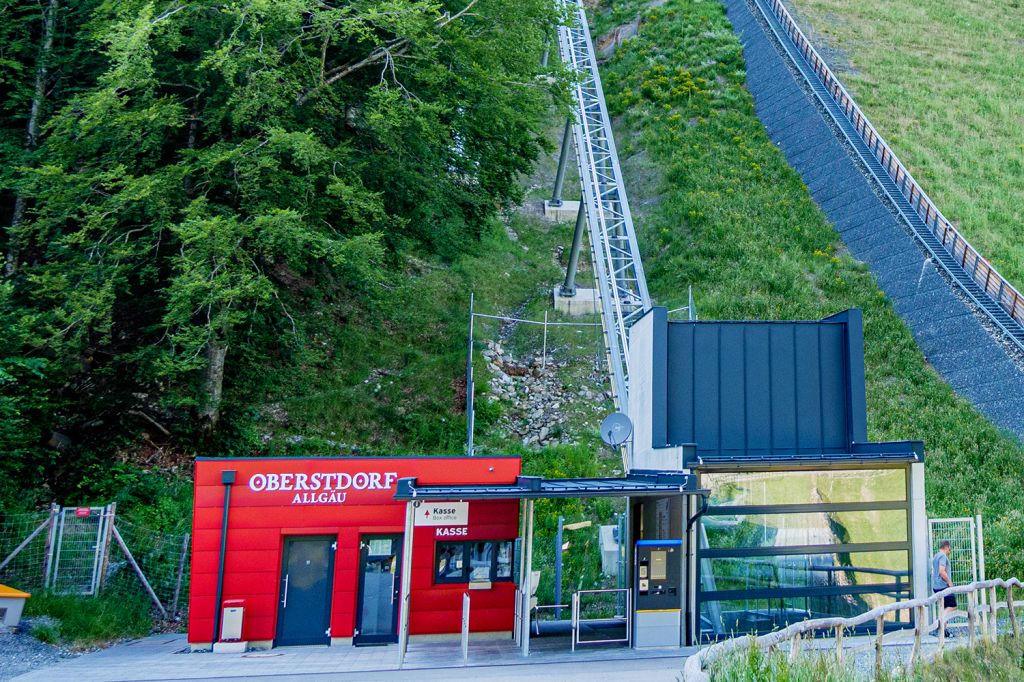 Schrägaufzug Skiflugschanze in Oberstdorf - Die Talstation des Schrägaufzuges, der erst 2017 gebaut wurde. Seine Streckenlänge beträgt 282 Meter, die Spurweite 1.400 Millimeter. - © alpintreff.de - Christian Schön
