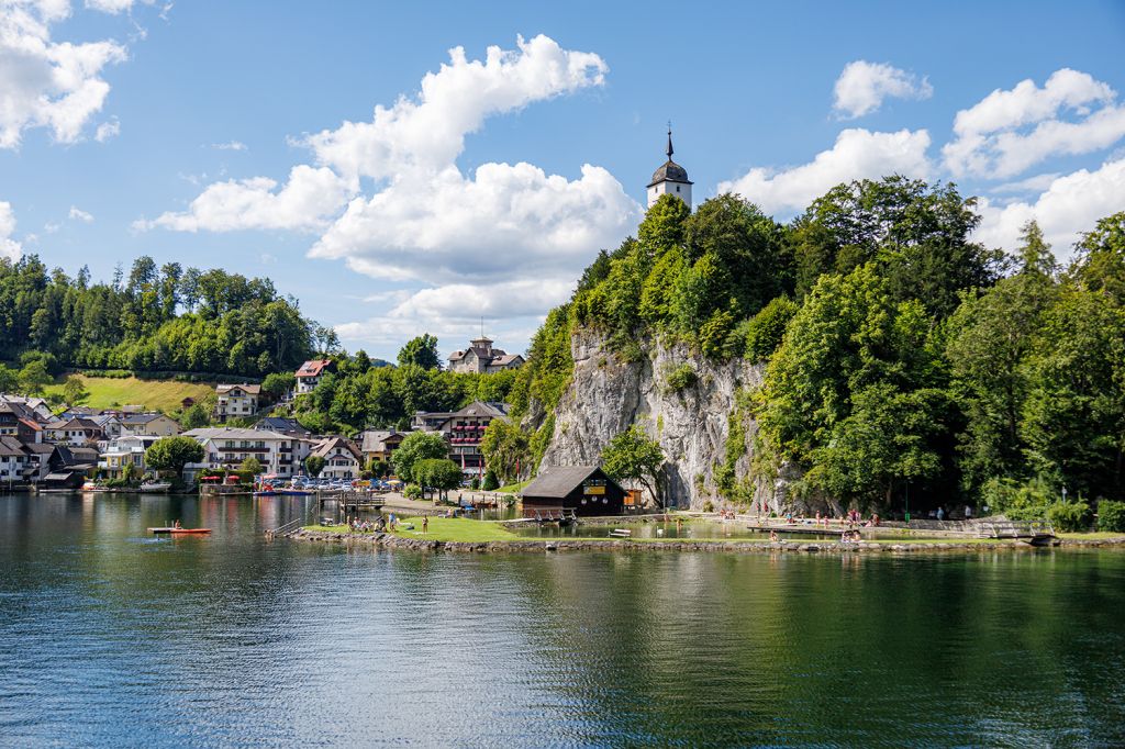 Traunkirchen am Traunsee - Bilder - Blick auf Traunkirchen am Traunsee mit der Johannesbergkapelle. - © alpintreff.de - Christian Schön