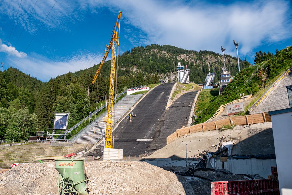 Umbau Schattenbergschanzen 2019 - 2019 gab es eine größere Renovierung und Modernisierung der Schanzen. Die Arbeiten ertüchtigten die Anlagen für die Ausrichtung der Nordischen Ski-WM im Jahr 2021.  - © alpintreff.de - Christian Schön