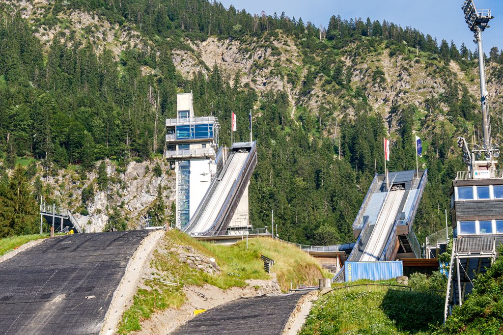 Große Schattenbergschanze Oberstdorf - Dabei wurde unter anderem die Beschneiungstechnik mit neuem Speicherbecken und Pumpenhaus verbessert, es gab 20 neue Kommentatorenkabinen, einen neuen Schrägaufzug und einen Ersatzbau für die Kleinschanzen HS 25 und HS 42, das Windnetz wurde festinstalliert, die Großschanze erhielt eine Stufenerweiterung und die Aufsprunghänge mit dem Auslauf wurden modernisiert (neue Matten). - © alpintreff.de - Christian Schön Große Schattenbergschanze Oberstdorf - Dabei wurde unter anderem die Beschneiungstechnik mit neuem Speicherbecken und Pumpenhaus verbessert, es gab 20 neue Kommentatorenkabinen, einen neuen Schrägaufzug und einen Ersatzbau für die Kleinschanzen HS 25 und HS 42, das Windnetz wurde festinstalliert, die Großschanze erhielt eine Stufenerweiterung und die Aufsprunghänge mit dem Auslauf wurden modernisiert (neue Matten). - © alpintreff.de - Christian Schön