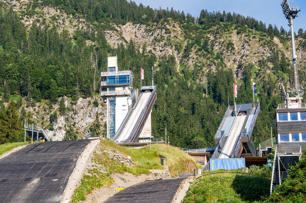 Große Schattenbergschanze Oberstdorf - Dabei wurde unter anderem die Beschneiungstechnik mit neuem Speicherbecken und Pumpenhaus verbessert, es gab 20 neue Kommentatorenkabinen, einen neuen Schrägaufzug und einen Ersatzbau für die Kleinschanzen HS 25 und HS 42, das Windnetz wurde festinstalliert, die Großschanze erhielt eine Stufenerweiterung und die Aufsprunghänge mit dem Auslauf wurden modernisiert (neue Matten).  - © alpintreff.de - Christian Schön