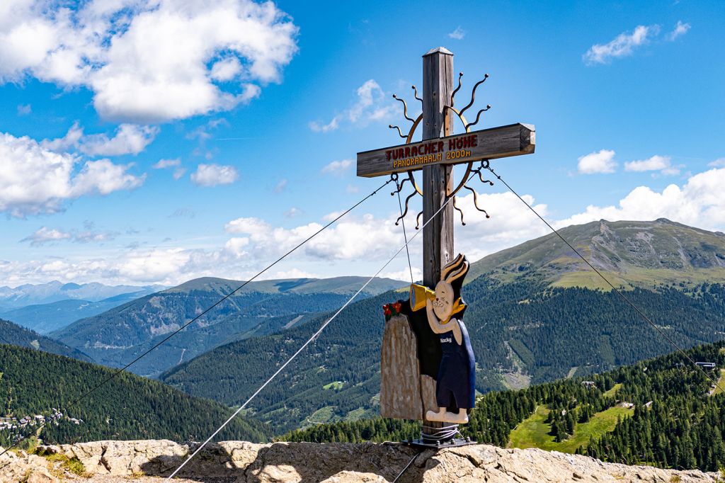 Gipfelkreuz - Das Gipfelkreuz der Turracher Höhe auf 2.000 Metern Höhe. Es liegt direkt neben der Bergstation.  - © alpintreff.de - Silke Schön