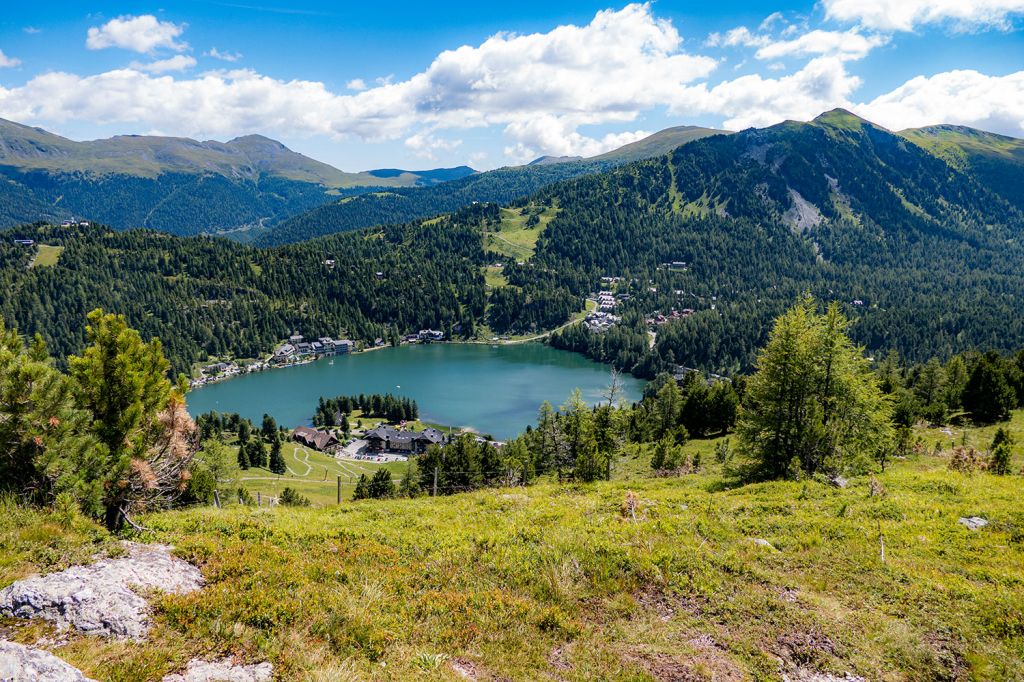 Idyllisch und überschaubar - Im Sommer ist die bergige Seelage bei Gästen beliebt.  - © alpintreff.de - Silke Schön