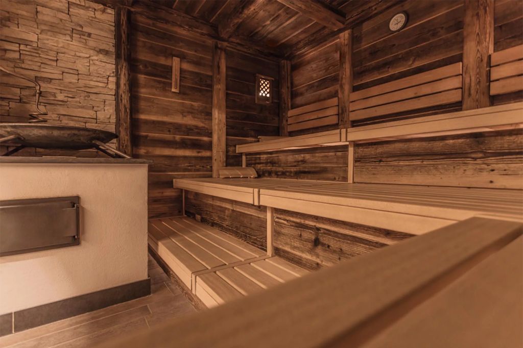 Sauna Zugspitz Resort - Das Adults-only-SPA überzeugt mit Saunalandschaft und Ruheräumen sowie einem großen Angebot an Massage- und Beauty-Anwendungen.

Allerdings muss niemand auf wohltuende Wellness verzichten. Das Family-SPA bietet eine Textilsauna, Ruheraum und Gartenlandschaft. - © www.zugspitz-resort.at