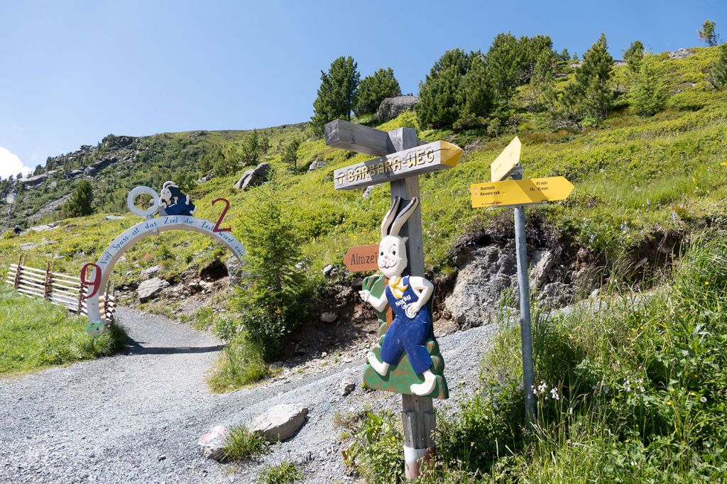 Los geht´s! - Wenn Du mit der Panoramabahn hochgefahren bist, stehst Du quasi vor dem Start des Themenweges. - © alpintreff.de - Silke Schön