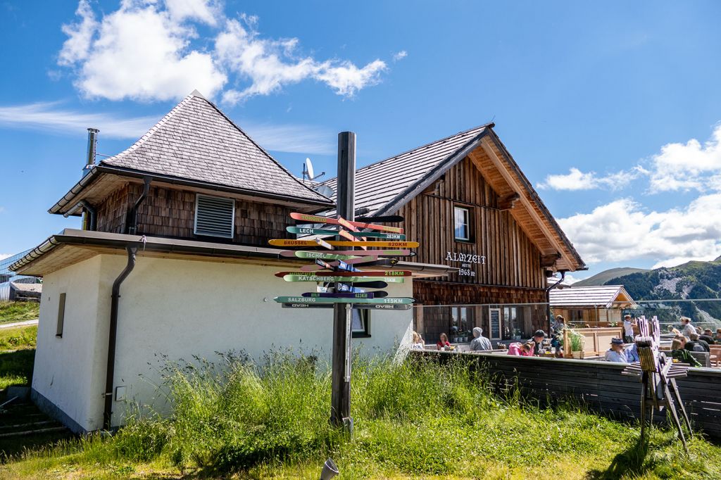 Einkehrschwung - Daneben liegt das Bergrestaurant AlmZeit, in das Du nach der Runde einkehren kannst. - © alpintreff.de - Silke Schön