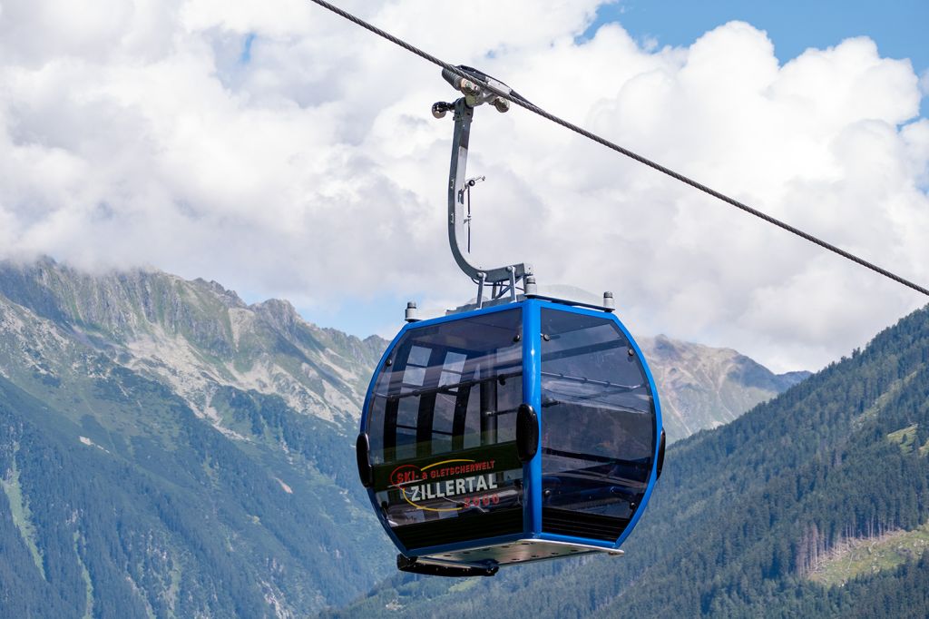 Streckenlänge Finkenberger Almbahn - Die Bahn überwindet auf einer Streckenlänge von 1.800 Metern knapp 900 Höhenmeter und führt bis zur Mittelstation auf 1.760 Meter. - © alpintreff.de - Christian Schön