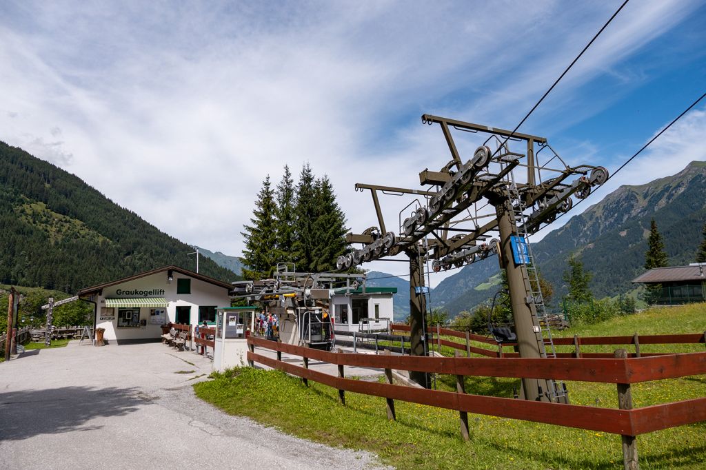 Talstation Sesselbahn Graukogel Bad Gastein - Die fix geklemmte Seselbahn stammt aus dem Jahr 2000. - © alpintreff.de - Christian Schön