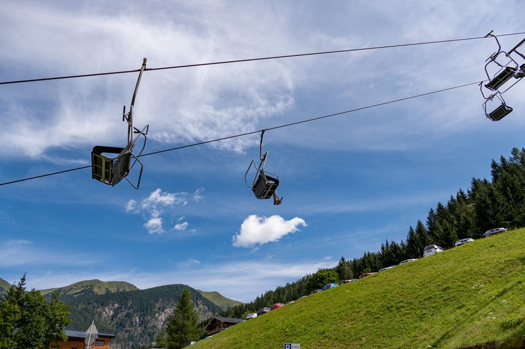 Doppelsesselbahn Graukogel I in Bad Gastein - Die Doppelsesselbahn Graukogel I beginnt am Ortsrand von Bad Gastein und führt bis zur Mittelstation auf den Graukogel. Dort geht es nach Umsteigen mit der zweiten Sektion, ebenfalls einer DSB, weiter.  - © alpintreff.de - Christian Schön