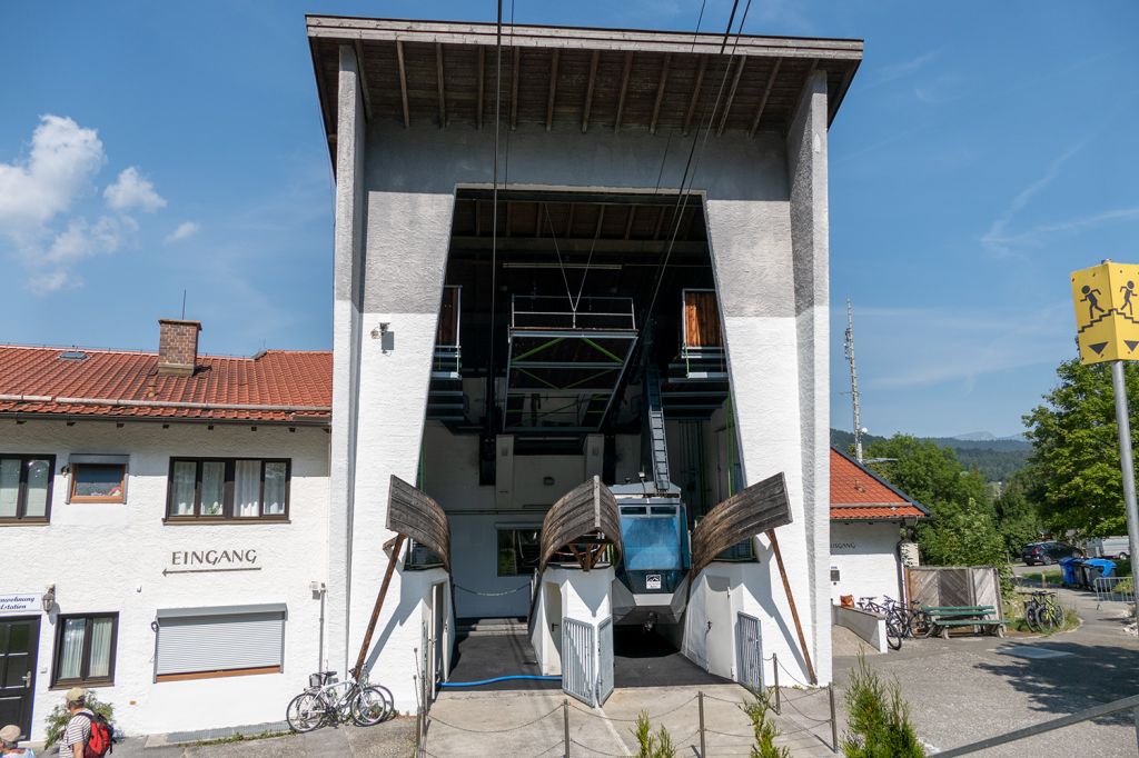 Mittenwalder Bergbahn - Auch heute noch zieht diese Bahn jährlich tausende Besucher an. Aber trotzdem ist es ein schwieriges wirtschaftliches Umfeld, das wollen wir hier nicht verschweigen.
Denn an der Karwendelbahn gibt es keinen ausschweifenden Wintertourismus - lediglich eine Skiroute, die wirklich nichts für jedermann ist - führt ins Tal hinunter. - © alpintreff.de - Christian Schön Mittenwalder Bergbahn - Auch heute noch zieht diese Bahn jährlich tausende Besucher an. Aber trotzdem ist es ein schwieriges wirtschaftliches Umfeld, das wollen wir hier nicht verschweigen.
Denn an der Karwendelbahn gibt es keinen ausschweifenden Wintertourismus - lediglich eine Skiroute, die wirklich nichts für jedermann ist - führt ins Tal hinunter. - © alpintreff.de - Christian Schön