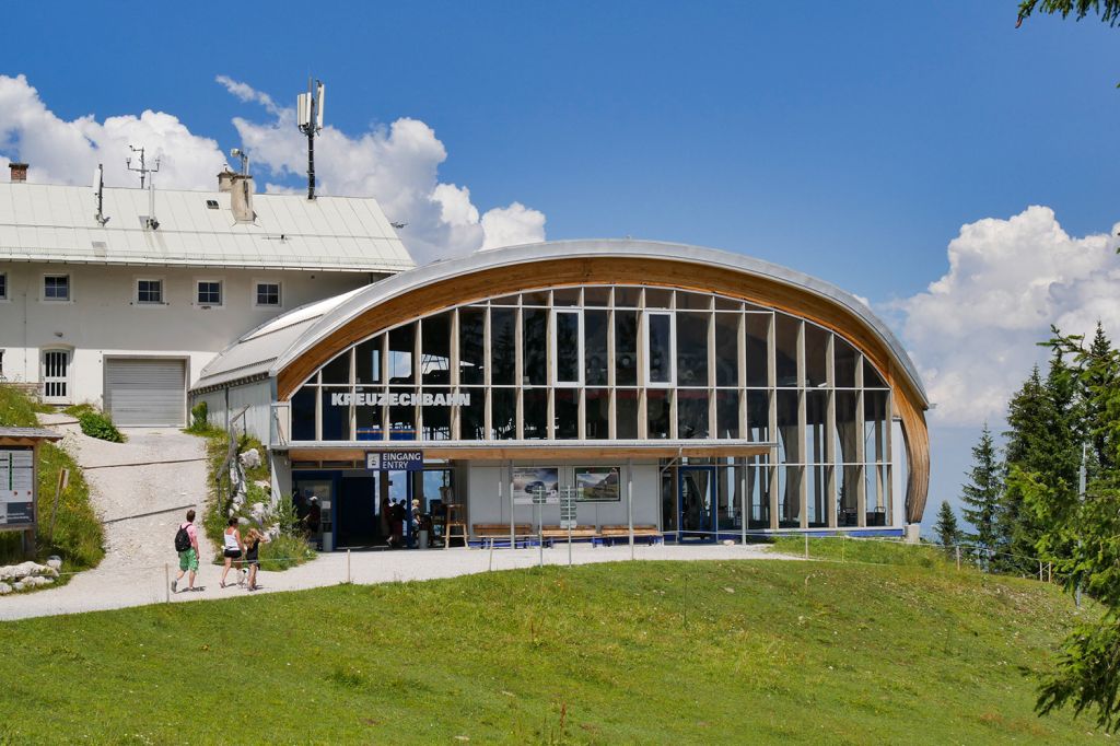 Bergstation Kreuzeckbahn - Die Bergstation erreichst Du nach einer ungefähr 6-minütigen Fahrt mit der Kreuzeckbahn. - © alpintreff.de - Christian Schön Bergstation Kreuzeckbahn - Die Bergstation erreichst Du nach einer ungefähr 6-minütigen Fahrt mit der Kreuzeckbahn. - © alpintreff.de - Christian Schön