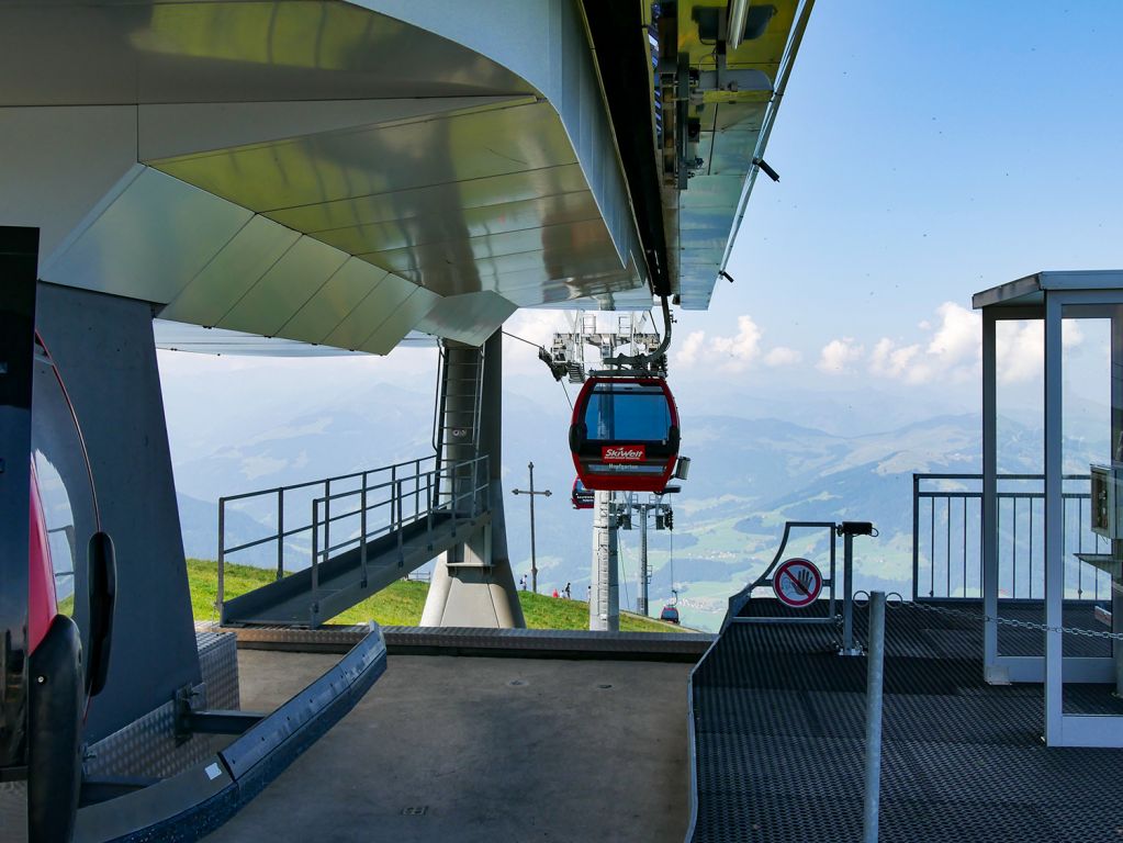 Salvenbahn II - Bergstation - Barrierefreier Einstieg ist sowohl in der Berg- als auch in der Talstation möglich.
Von Söll aus ist dies so nicht möglich. Personen mit körperlicher Behinderung sind also von Hopfgarten aus besser bedient. - © alpintreff.de / christian Schön Salvenbahn II - Bergstation - Barrierefreier Einstieg ist sowohl in der Berg- als auch in der Talstation möglich.
Von Söll aus ist dies so nicht möglich. Personen mit körperlicher Behinderung sind also von Hopfgarten aus besser bedient. - © alpintreff.de / christian Schön