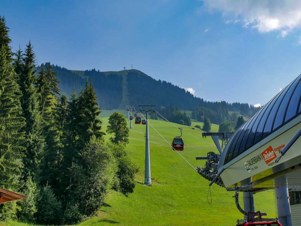 Salvenbahn II - Trasse - Im Jahr 2008 wurde die zweite Sektion auf die Hohe Salve gebaut und löste damit gleich zwei Sessellifte auf einer insgesamt wesentlich kürzeren Trasse ab. - © alpintreff.de / christian Schön Salvenbahn II - Trasse - Im Jahr 2008 wurde die zweite Sektion auf die Hohe Salve gebaut und löste damit gleich zwei Sessellifte auf einer insgesamt wesentlich kürzeren Trasse ab. - © alpintreff.de / christian Schön