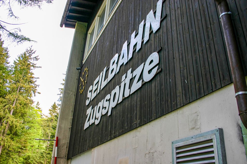 Ausgedient - Spätestens seit dem neuen Jahrtausend reichte die Beförderungskapazität dann aber doch nicht mehr aus und so wurde im Jahr 2014 mit dem Bau der neuen Eibsee-Seilbahn begonnen, die dann im Dezember 2017 in Betrieb genommen wurde. - © alpintreff.de - Christian Schön Ausgedient - Spätestens seit dem neuen Jahrtausend reichte die Beförderungskapazität dann aber doch nicht mehr aus und so wurde im Jahr 2014 mit dem Bau der neuen Eibsee-Seilbahn begonnen, die dann im Dezember 2017 in Betrieb genommen wurde. - © alpintreff.de - Christian Schön