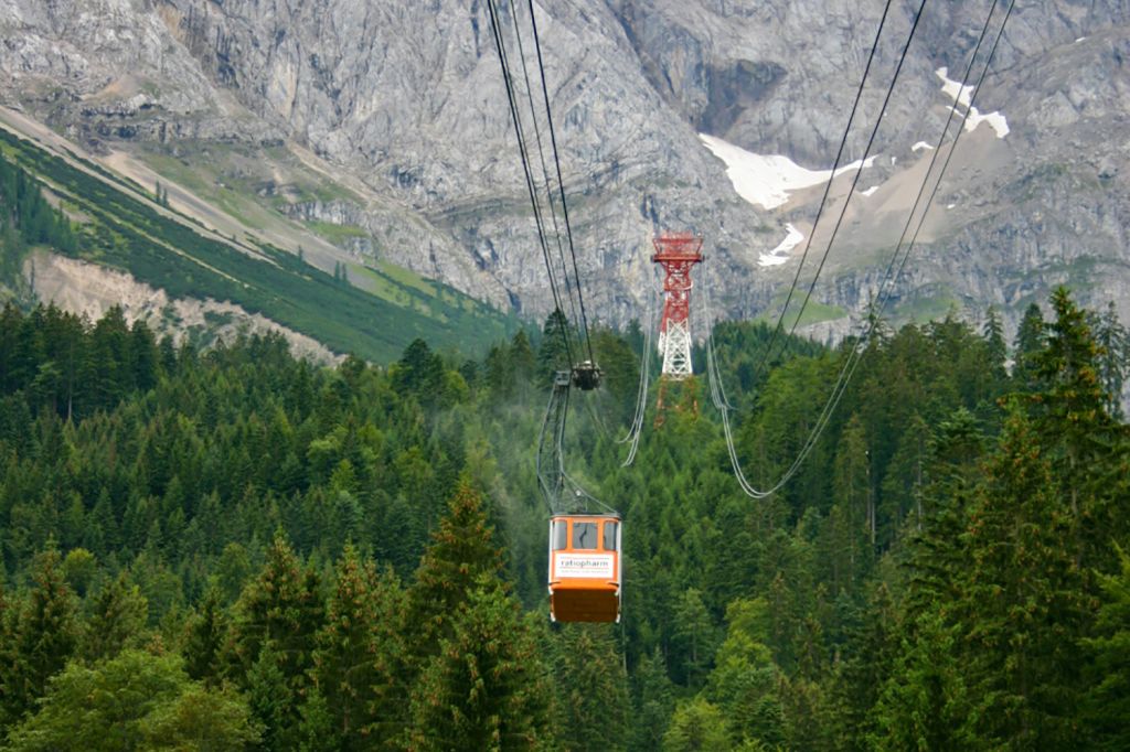 Hinauf auf die Zugspitze - Zum Zugspitz-Gipfel führten in den 60er Jahren nur die Zahnradbahn und von der österreichischen Seite eine relativ kleine Seilbahn, bei der man zudem auch zwei Mal umsteigen musste.  - © alpintreff.de - Christian Schön