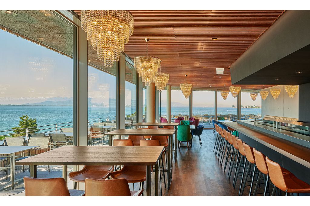 Kulinarisch bestens versorgt - Drei Restaurants sowie
zwei Poolbars innen und außen runden den Genuss für alle Sinne perfekt ab. - © Therme Lindau Kulinarisch bestens versorgt - Drei Restaurants sowie
zwei Poolbars innen und außen runden den Genuss für alle Sinne perfekt ab. - © Therme Lindau