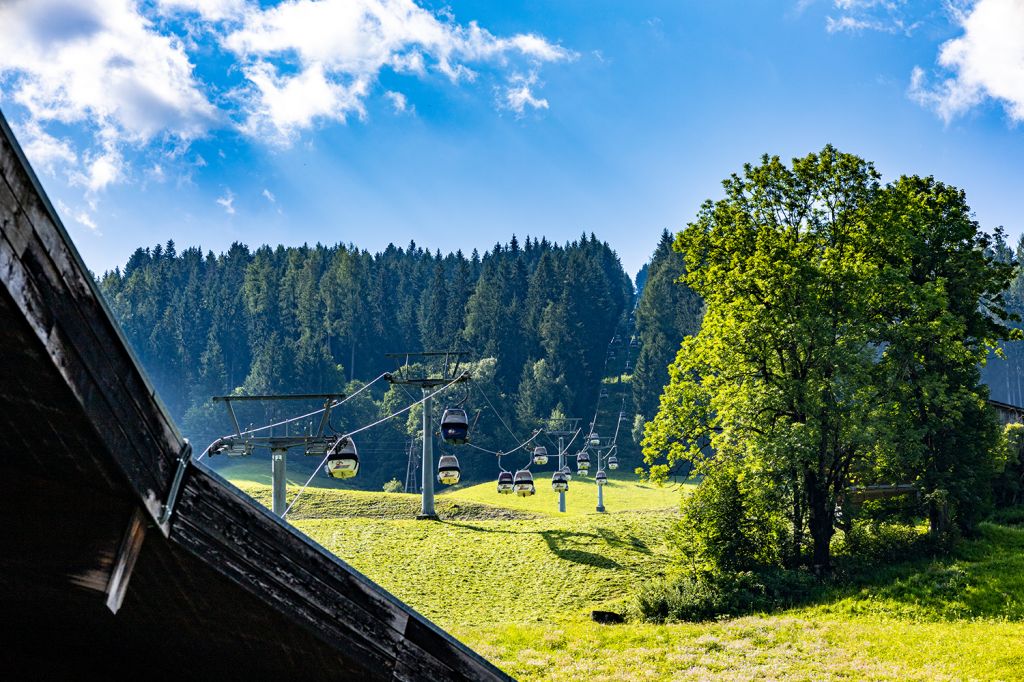 Die Wiedersbergerhornbahn - Die Wiedersbergerhornbahn startet im Alpbachtal. Eine schmale Straße führt zu ihr.  - © alpintreff.de - Silke Schön