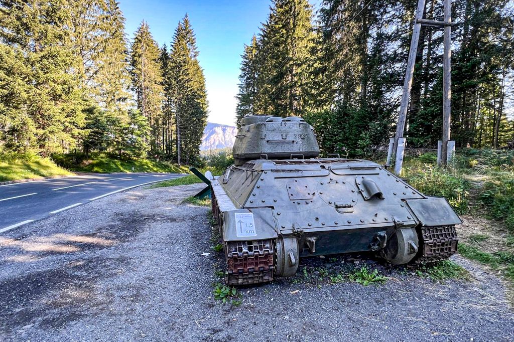 Parken für das Bunkermuseum am Wurzenpass - Der Parkplatz P1 liegt am Wurzenpass bei Kilometer 5,0, von dort sind es noch ein paar Minuten zu laufen. Der nächste Parkplatz P2 liegt bei Kilometer 4,8.  - © Annett Ehrenreich