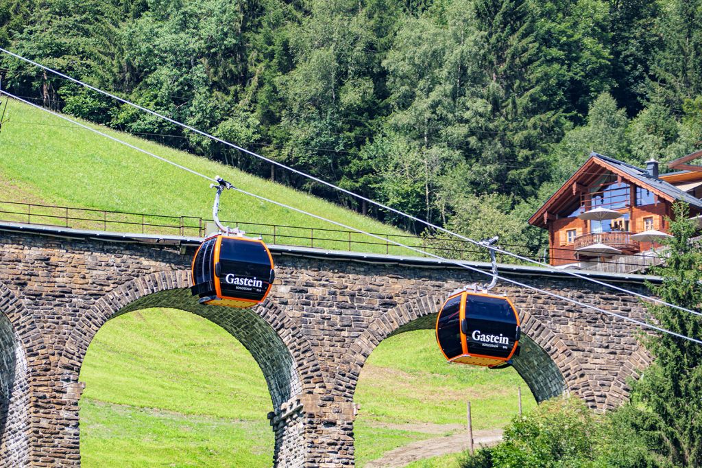 Förderleistung Schlossalmbahn - Die Förderleistung der Schlossalmbahn I beträgt bis zu 3.000 Personen pro Stunde. Jede der orangen Gondeln ist für 10 Menschen ausgelegt. - © alpintreff.de - Christian Schön Förderleistung Schlossalmbahn - Die Förderleistung der Schlossalmbahn I beträgt bis zu 3.000 Personen pro Stunde. Jede der orangen Gondeln ist für 10 Menschen ausgelegt. - © alpintreff.de - Christian Schön
