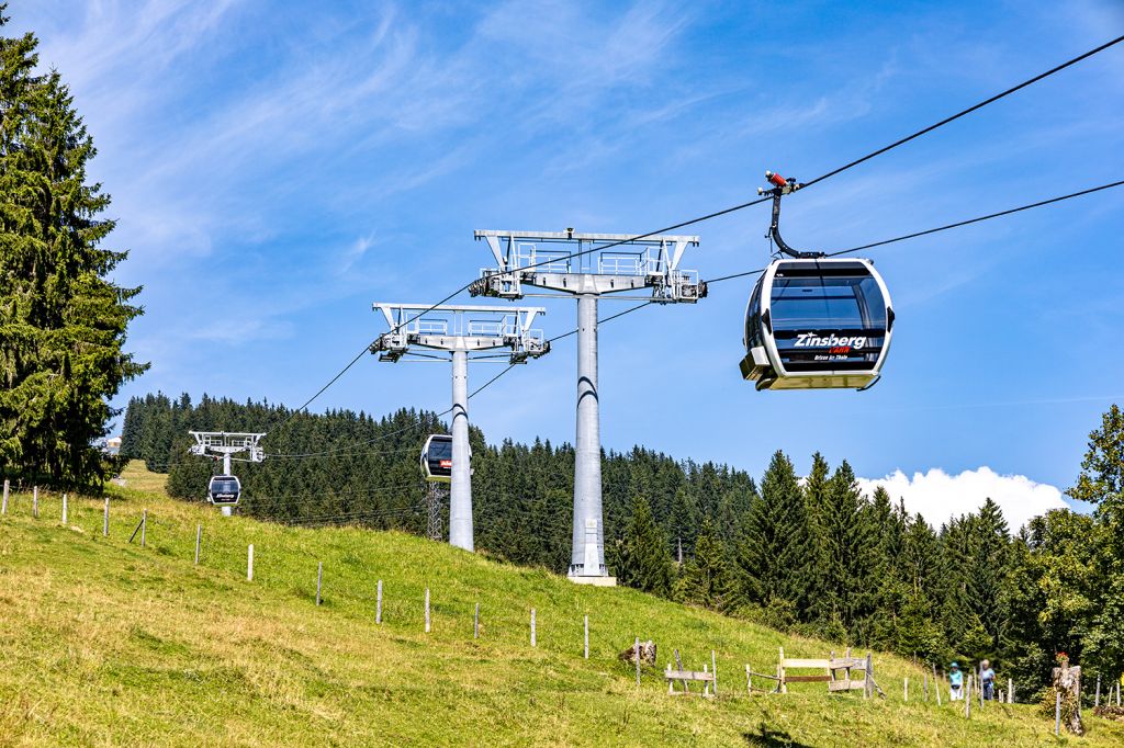 Neue Gondelbahn Zinsberg - Im Gegensatz zu vielen Neubauten, die ausschließlich im Winter in Betrieb sind, hat man sich bei der Zinsbergbahn für einen ganzjährigen Betrieb entschieden. Die neue Bahn ersetzte einen Sessellift aus dem Jahr 1987. - © alpintreff.de - Silke Schön Neue Gondelbahn Zinsberg - Im Gegensatz zu vielen Neubauten, die ausschließlich im Winter in Betrieb sind, hat man sich bei der Zinsbergbahn für einen ganzjährigen Betrieb entschieden. Die neue Bahn ersetzte einen Sessellift aus dem Jahr 1987. - © alpintreff.de - Silke Schön