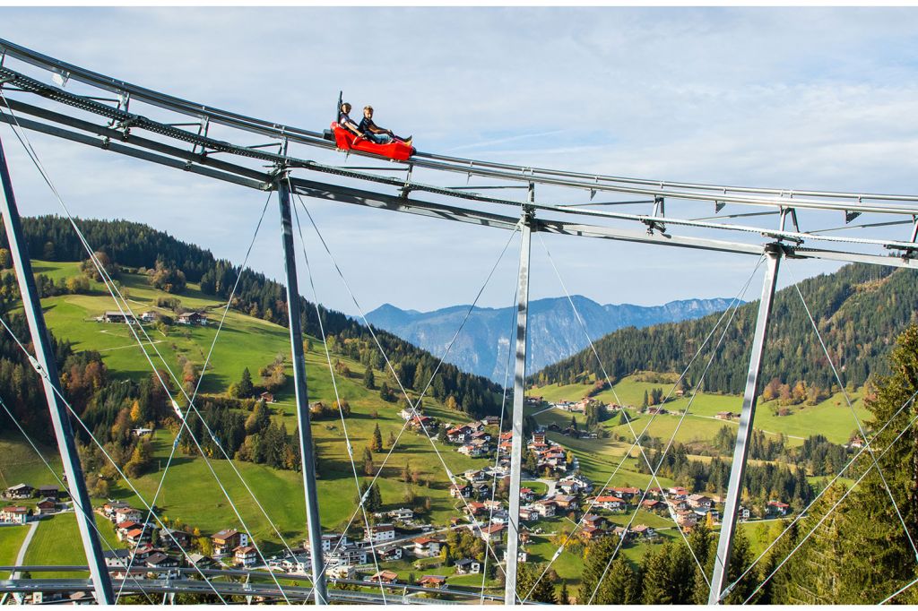 Der Drachenflitzer - Seine Strecke ist 1,4 Kilometer lang. Der größte Abstand zum Boden beträgt 25 Meter! - © Wildschönau Tourismus