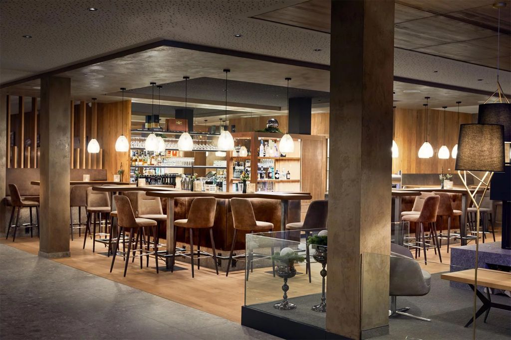 Hotelbar Zugspitz Resort Ehrwald - Die Hotelbar lädt zu mehr als einem Absacker ein.  - © www.zugspitz-resort.at