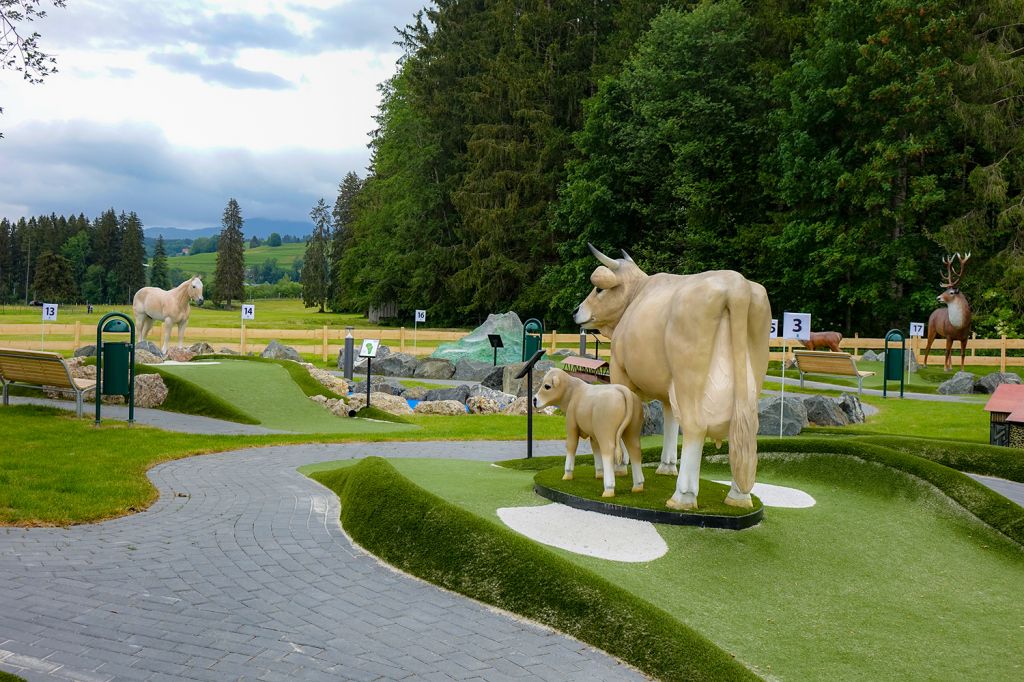 Mehr Abenteuer in Fischen im Allgäu - Brandneu gemacht ist in Fischen im Allgäu der Adventure Minigolfplatz mit 18 Bahnen. Der Minigolfplatz liegt im Kurpark am Eichhörnchenwald.  - © Tourismus Hörnerdörfer