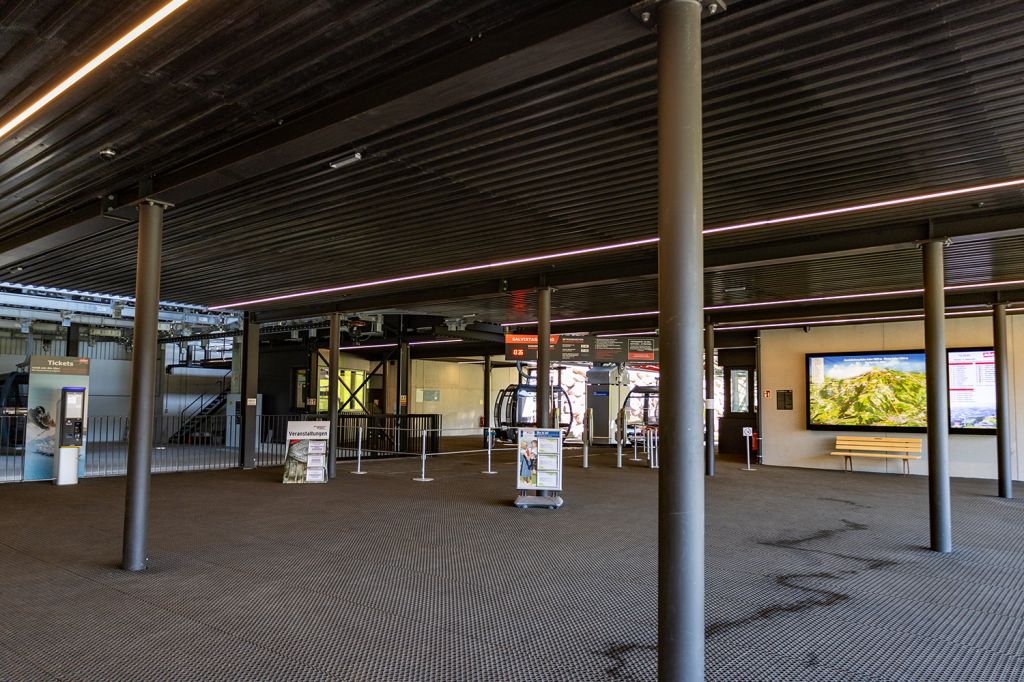 Große Halle - Der Zugangsbereich zur Bahn ist sehr großzügig bemessen. Die Salvistabahn wurde im Jahr 2020 als 10er Gondelbahn neu errichtet. Gegenüber der alten 4er Gondelbahn Salvista wurde sie um etwa 600 Meter in Richtung kleine Salve verlängert. - © alpintreff.de - Silke Schön Große Halle - Der Zugangsbereich zur Bahn ist sehr großzügig bemessen. Die Salvistabahn wurde im Jahr 2020 als 10er Gondelbahn neu errichtet. Gegenüber der alten 4er Gondelbahn Salvista wurde sie um etwa 600 Meter in Richtung kleine Salve verlängert. - © alpintreff.de - Silke Schön