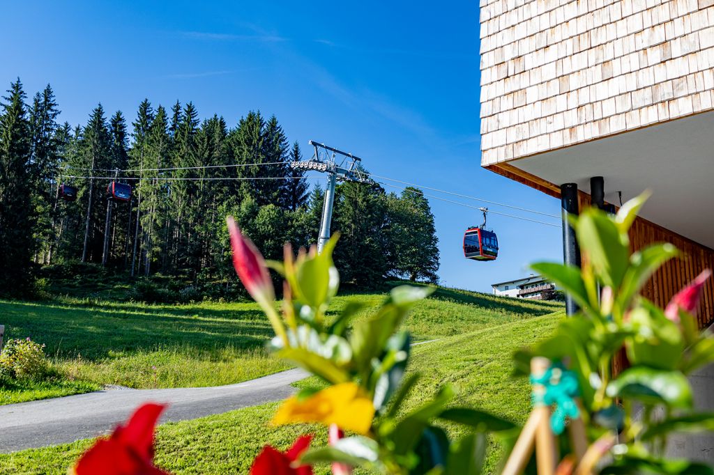 Schnell und effizient - Für Tagesgäste ist sie auf Tiroler Seite die wahrscheinlich wichtigste Zubringerbahn ins Skigebiet KitzSki. Mit einer Fahrgeschwindigkeit von rasanten 7 Metern pro Sekunde macht sie das auch schneller, als jede andere Zubringerbahn im Gebiet.  - © alpintreff.de - Silke Schön