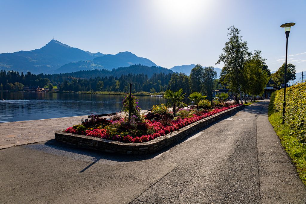 Schwarzsee-Promenade - Der Schwarzsee gehört zu Kitzbühel in Tirol und liegt ungefähr zwei Kilometer vom Ort entfernt. Das Besondere an ihm ist sicherlich das Moorwasser, welches sich rasch erwärmt und dem eine gesundheitsfördernde Wirkung nachgesagt wird. - © alpintreff.de - Silke Schön Schwarzsee-Promenade - Der Schwarzsee gehört zu Kitzbühel in Tirol und liegt ungefähr zwei Kilometer vom Ort entfernt. Das Besondere an ihm ist sicherlich das Moorwasser, welches sich rasch erwärmt und dem eine gesundheitsfördernde Wirkung nachgesagt wird. - © alpintreff.de - Silke Schön
