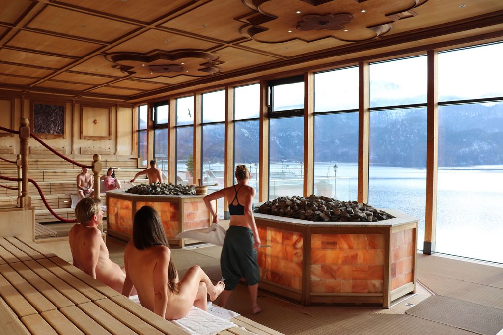 Saunieren deluxe - Der Saunabereich umfasst fünf Themensaunen, teilweise mit direktem Blick auf den Kochelsee, sowie ein Dampfbad und ein Hamam. - © Gemeinde Kochel am See / Kristall Therme