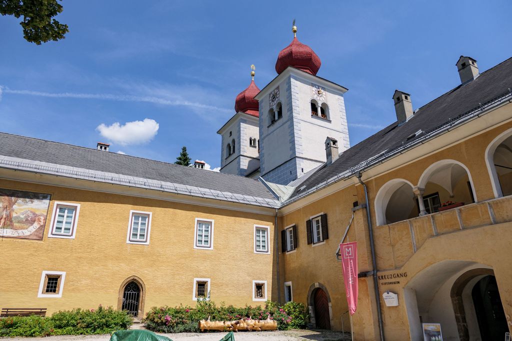 Blick auf die Stiftskirche - Seit 1598 ist das Stift an die Jesuiten übereignet. Das Kloster galt lange Zeit als einer der kulturellen Mittelpunkte Oberkärntens. - © alpintreff.de - Christian Schön Blick auf die Stiftskirche - Seit 1598 ist das Stift an die Jesuiten übereignet. Das Kloster galt lange Zeit als einer der kulturellen Mittelpunkte Oberkärntens. - © alpintreff.de - Christian Schön