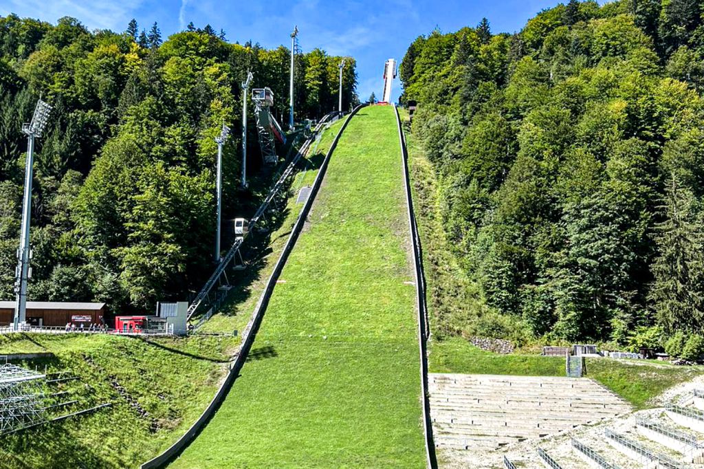 Skiflugschanze (Heini-Klopfer-Schanze) - Oberstdorf im Allgäu - Es gibt nur vier aktive Flugschanzen auf der Welt. Eine davon erwartet Dich in Oberstdorf im Allgäu: die Heini-Klopfer-Schanze. Sie hat einen Hillsize von 235 m. Der Schanzenrekord liegt bei 242,5 m, aufgestellt durch den Slowenen Domen Prevc im März 2022. - © Andrea Tyralla Skiflugschanze (Heini-Klopfer-Schanze) - Oberstdorf im Allgäu - Es gibt nur vier aktive Flugschanzen auf der Welt. Eine davon erwartet Dich in Oberstdorf im Allgäu: die Heini-Klopfer-Schanze. Sie hat einen Hillsize von 235 m. Der Schanzenrekord liegt bei 242,5 m, aufgestellt durch den Slowenen Domen Prevc im März 2022. - © Andrea Tyralla