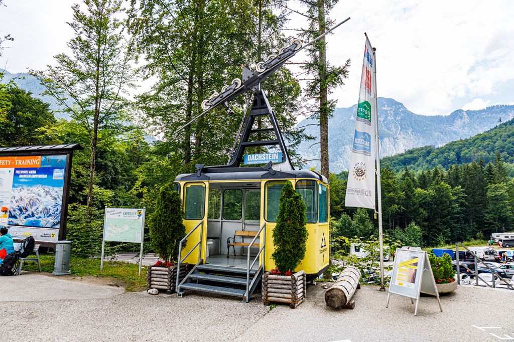 Alte Kabine  - Das war einmal: Eine der alten Kabinen der Dachstein-Krippenstein-Bahn steht beim Parkplatz. Du kannst Dich reinsetzen. - © alpintreff.de - Christian Schön