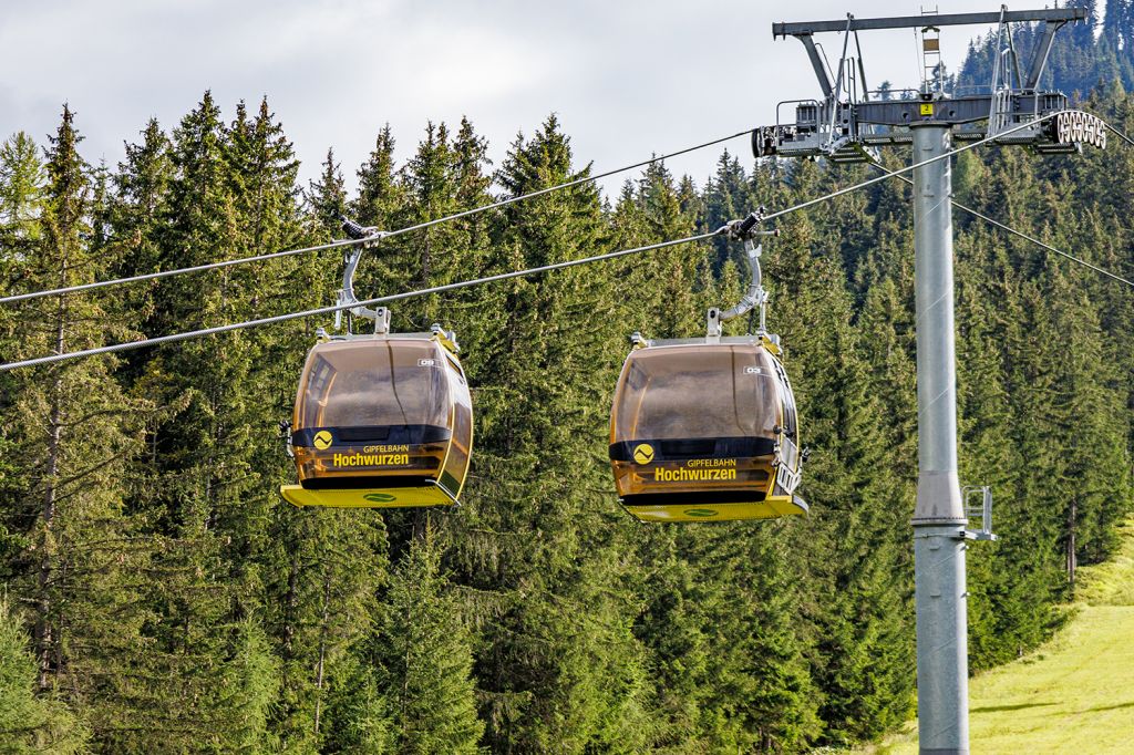 Gondelbahn in Schladming - Die Gipfelbahn Hochwurzen ist dann auch die einzige Anlage in dem Bereich, die im Sommer geöffnet ist. Dann gibt es dort ein schönes Bike- und Wander-Areal. Im Winter erschließt die Bahn, deren Bergstation auf 1.840 Metern Seehöhe liegt, mittelschwere Pisten. Die ebenfalls am Gipfel ankommende Sesselbahn Hochwurzen II ist dann ebenfalls in Betrieb.
- © alpintreff.de - Christian Schön Gondelbahn in Schladming - Die Gipfelbahn Hochwurzen ist dann auch die einzige Anlage in dem Bereich, die im Sommer geöffnet ist. Dann gibt es dort ein schönes Bike- und Wander-Areal. Im Winter erschließt die Bahn, deren Bergstation auf 1.840 Metern Seehöhe liegt, mittelschwere Pisten. Die ebenfalls am Gipfel ankommende Sesselbahn Hochwurzen II ist dann ebenfalls in Betrieb.
- © alpintreff.de - Christian Schön