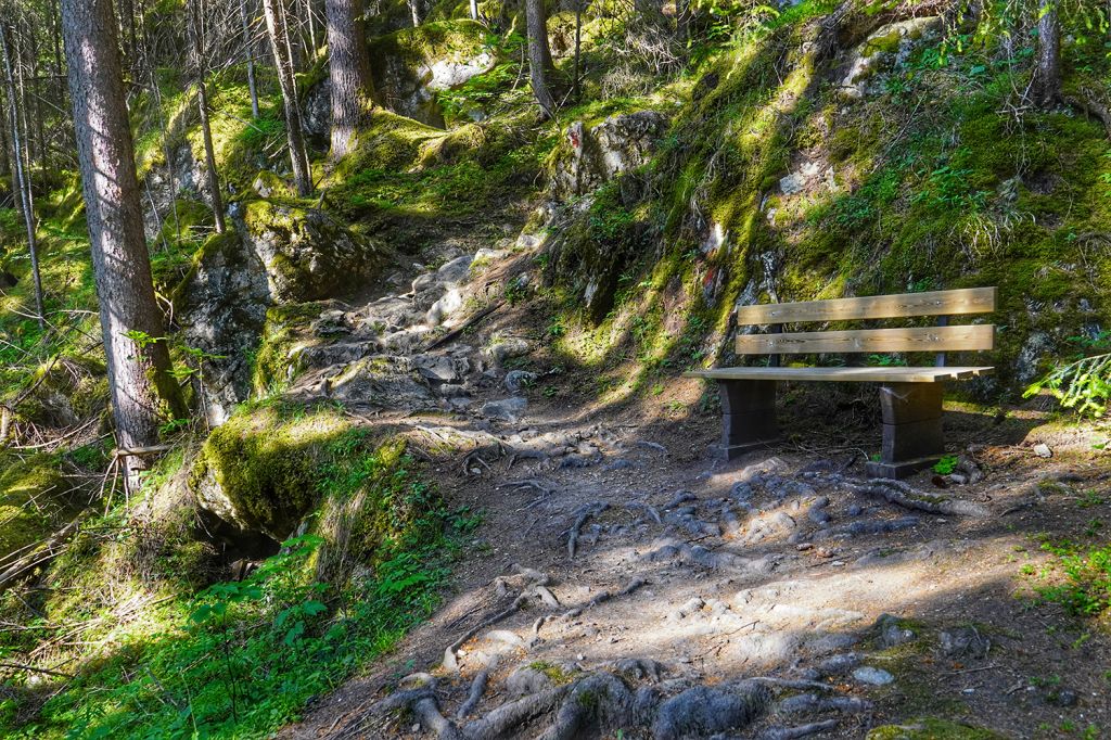 Wanderweg - Den Keilkellerwasserfall findest Du in Schwendau im Zillertal. - © <a href="https://www.youtube.com/channel/UC5pqasBMLPXqLamHHb1Nz_Q/videos" target="_blank">Magdolna Sajti-Faragó</a>