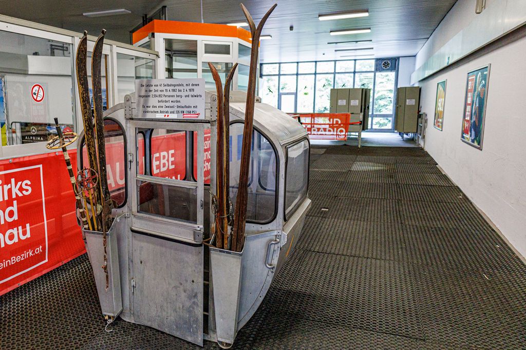 Alte Gondel Wurzeralm Spital am Pyhrn - In der Talstation steht "die letzte von 41 Seilbahngondeln, mit denen in der Zeit vom 19.04.19626 bis 02.04.1978 insgesamt 2.554.852 Personen berg- und talwärts befördert wurden." - so steht es auf dem Schild. - © alpintreff.de - Christian Schön Alte Gondel Wurzeralm Spital am Pyhrn - In der Talstation steht "die letzte von 41 Seilbahngondeln, mit denen in der Zeit vom 19.04.19626 bis 02.04.1978 insgesamt 2.554.852 Personen berg- und talwärts befördert wurden." - so steht es auf dem Schild. - © alpintreff.de - Christian Schön