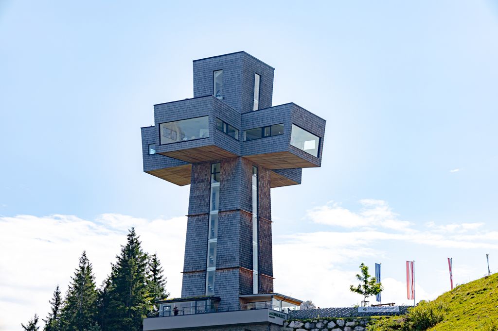 Hoch oben auf der Buchensteinwand - Seit 2014 ziert es den Gipfel der Buchensteinwand auf 1.456 Metern Höhe, von dem Du eine wunderbare Aussicht genießen kannst (vom Jakobskreuz aus natürlich noch besser). Auf den Buchenberg kommst Du zu Fuß oder natürlich mit der Bergbahn. - © alpintreff.de - Silke Schön Hoch oben auf der Buchensteinwand - Seit 2014 ziert es den Gipfel der Buchensteinwand auf 1.456 Metern Höhe, von dem Du eine wunderbare Aussicht genießen kannst (vom Jakobskreuz aus natürlich noch besser). Auf den Buchenberg kommst Du zu Fuß oder natürlich mit der Bergbahn. - © alpintreff.de - Silke Schön