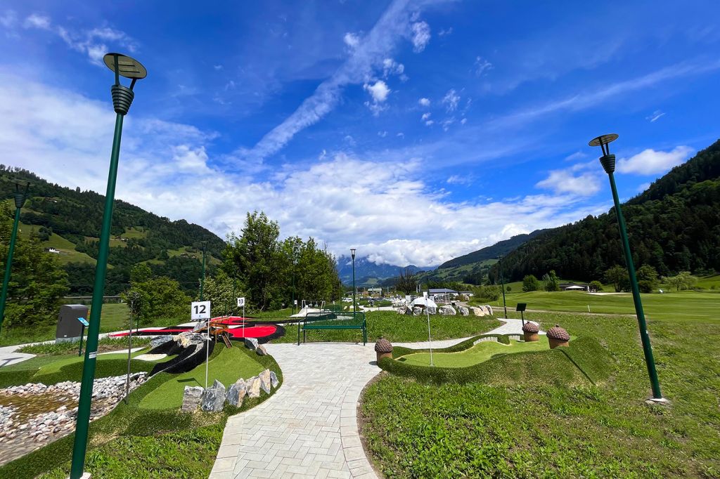 Was ist Adventure Minigolf? - Adventure-Minigolf ist eine Mischung aus Golf und Minigolf. Oder Minigolf mit ganz anderen Hindernissen wie Wasserläufen, Hügeln und Brücken.  - © JO Adventure Minigolf / www.vitamin-c-wirkt.at