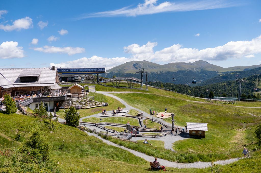 Fast am Ende - Zum Ende hin siehst Du das Ziel: die Bergstation der Panoramabahn mit der AlmZeit-Hütte. Davor befindet sich als Highlight ein großer Sand- und Wasserspielplatz. - © alpintreff.de - Silke Schön Fast am Ende - Zum Ende hin siehst Du das Ziel: die Bergstation der Panoramabahn mit der AlmZeit-Hütte. Davor befindet sich als Highlight ein großer Sand- und Wasserspielplatz. - © alpintreff.de - Silke Schön