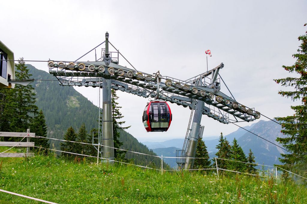 Gondel with a view - Die Bahn führt als einzige Zubringerbahn von Bichlbach ins Skigebiet Berwang-Bichlbach, das hauptsächlich auf der Berwanger Seite liegt.  - © alpintreff.de - Christian Schön