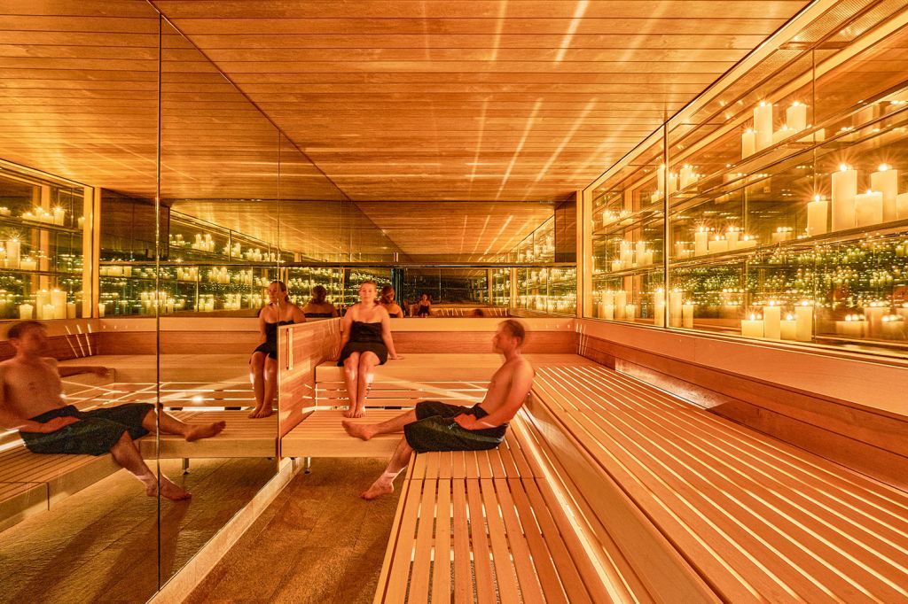 Sauna with a view - Die Saunawelt ist riesig. Ob Kerzensauna, Dampfbad, Theatersauna, Sauna Dom, Feuersauna und viele mehr... Hier brauchst Du mehr als einen Tag zum entdecken. - © Therme Lindau