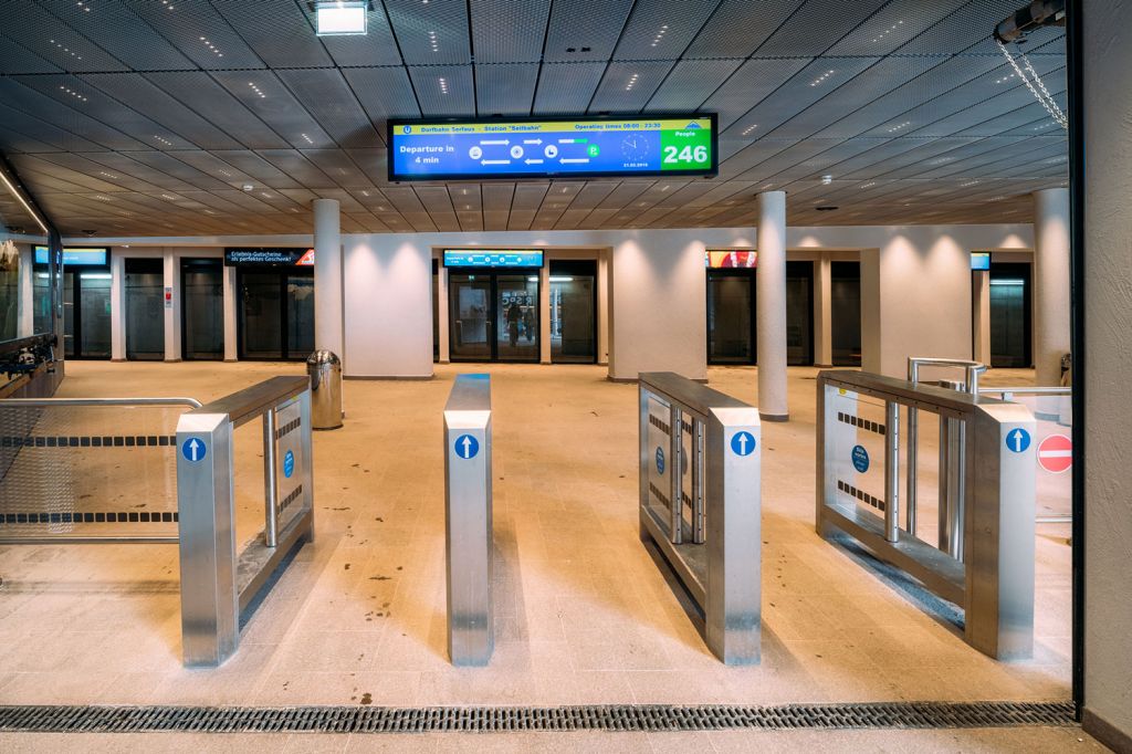 U-Bahn - Serfaus - Sie fährt fahrerlos mit Seilantrieb den ganzen Tag mit maximal 40 km/h hin und her. Eine komplette Fahrt dauert um die zehn Minuten. Ein Endpunkt ist diese Station hier: Seilbahn. - © Seilbahn Komperdell GmbH, Andreas Kirschner U-Bahn - Serfaus - Sie fährt fahrerlos mit Seilantrieb den ganzen Tag mit maximal 40 km/h hin und her. Eine komplette Fahrt dauert um die zehn Minuten. Ein Endpunkt ist diese Station hier: Seilbahn. - © Seilbahn Komperdell GmbH, Andreas Kirschner