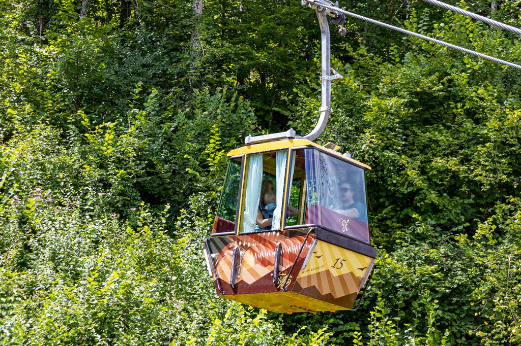 Katrin-Seilbahn in Bad Ischl - Die Saisonzeit für den Sommer beginnt an der Katrin früh und endet spät. Im Regelfall beginnt man Ende März und fährt bis Mitte November. - © alpintreff.de - Christian Schön Katrin-Seilbahn in Bad Ischl - Die Saisonzeit für den Sommer beginnt an der Katrin früh und endet spät. Im Regelfall beginnt man Ende März und fährt bis Mitte November. - © alpintreff.de - Christian Schön