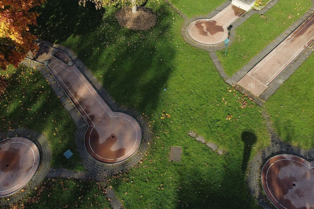 Bischofshofen Minigolf Bilder - Laubbäume spenden angenehmen Schatten, Sitzmöglichkeiten sind vorhanden. - © ASKÖ Minigolf Bischofshofen