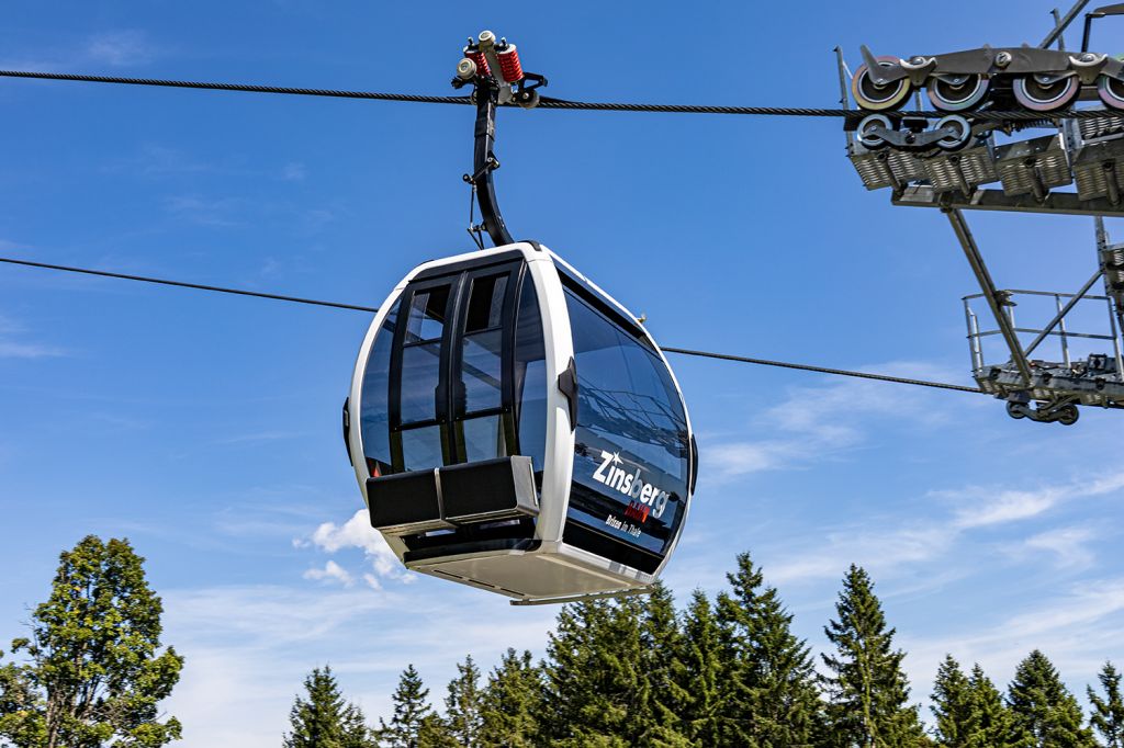 Kabinen der Zinsbergbahn - Die modernen Kabinen bieten zehn Personen Platz. Im Sommer sind nur die Gondeln im Einsatz, im Winter ist die Zinsbergbahn eine Kombibahn aus Sesseln und Gondeln. - © alpintreff.de - Silke Schön Kabinen der Zinsbergbahn - Die modernen Kabinen bieten zehn Personen Platz. Im Sommer sind nur die Gondeln im Einsatz, im Winter ist die Zinsbergbahn eine Kombibahn aus Sesseln und Gondeln. - © alpintreff.de - Silke Schön