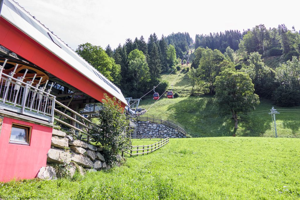 Förderleistung Gipfelbahn Fulseck I - Die Gipfelbahn Fulseck I hat eine Förderleistung von bis zu 2.000 Personen pro Stunde. Sechs Personen passen in eine der roten Gondeln. - © alpintreff.de - Christian Schön